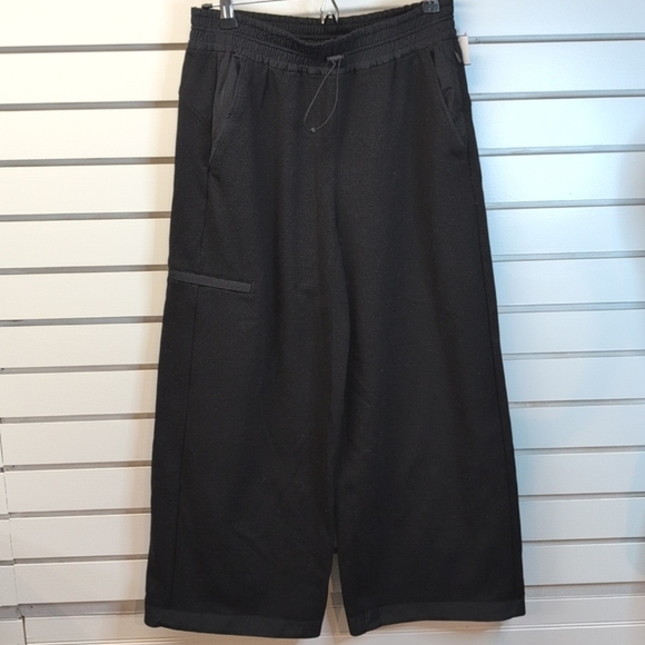 Athleta NWOT Triumph Hybrid Wide Crop Size Small-Tall Black #533711 - Picture 3 of 10